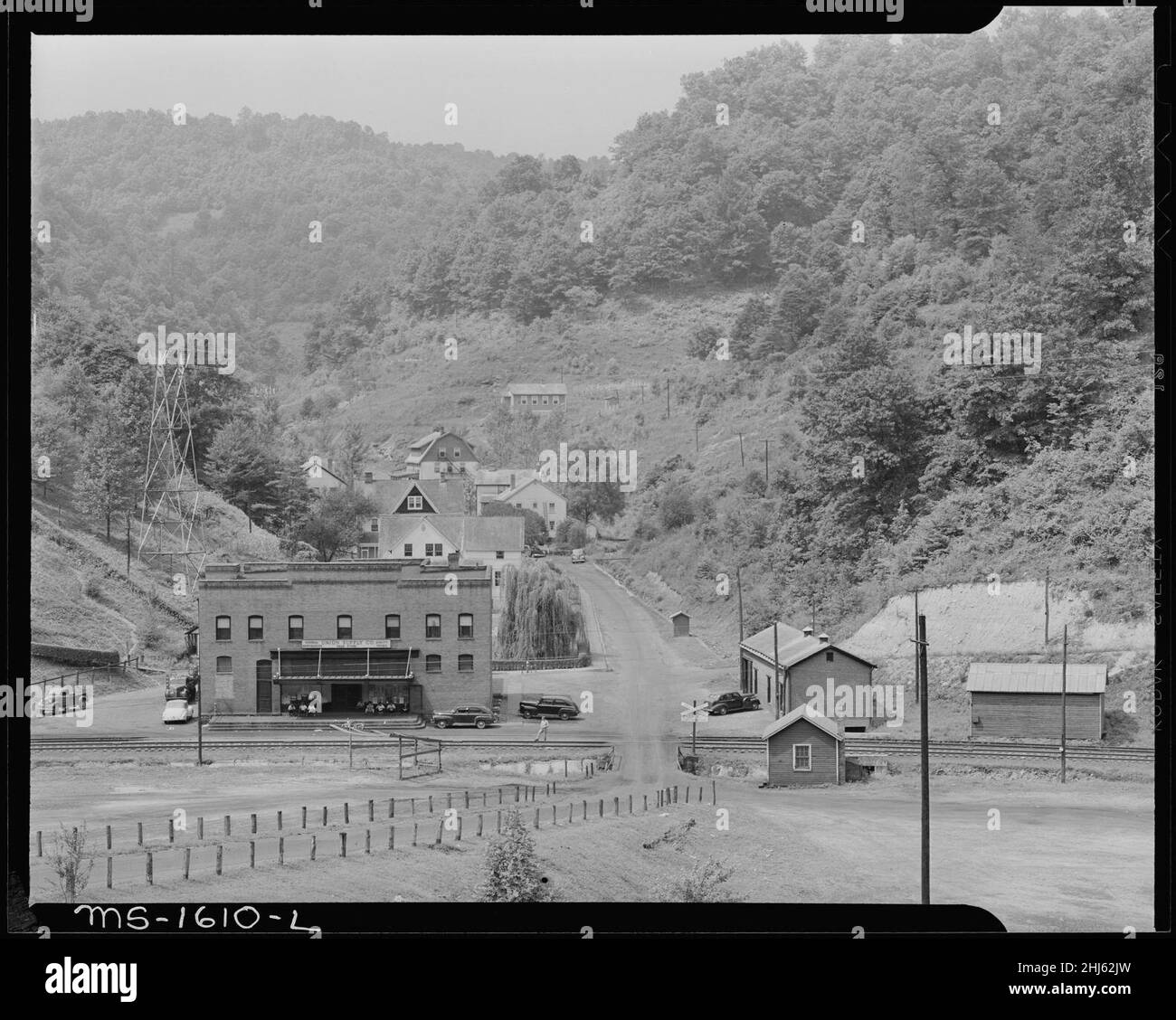 Filiale, Eisenbahnschienen und Häuser. U.S. Coal and Coke Company, Gary Mines, Gary, McDowell County... - Stockfoto