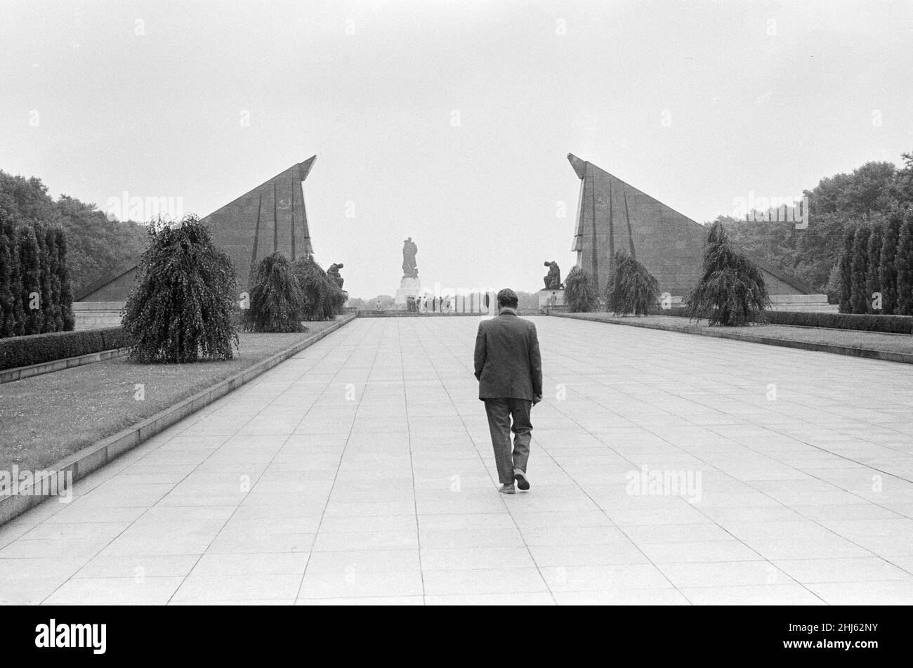 Szenen in Ostberlin, Ostdeutschland kurz nach Beginn des Mauerbaus. Besucher des sowjetischen Kriegerdenkmals und Friedhofs im Treptower Park, Ost-Berlin. Es wurde nach dem Entwurf des sowjetischen Architekten Jakov Belopolsky gebaut, um 7.000 der 80.000 sowjetischen Soldaten zu gedenken, die im April 1945 in der Schlacht von Berlin gefallen sind. 18th. August 1961. Stockfoto