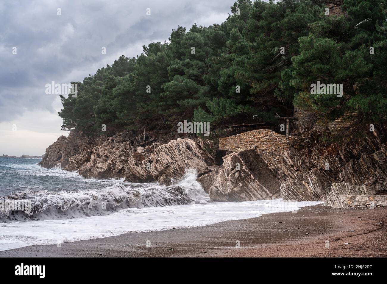 Lucice Strand in der Nähe von Petrovac, Montenegro. Winterwolkiger Tag. Erstaunliche Meereslandschaft der Adria. Luchica Strand, Sturm Stockfoto