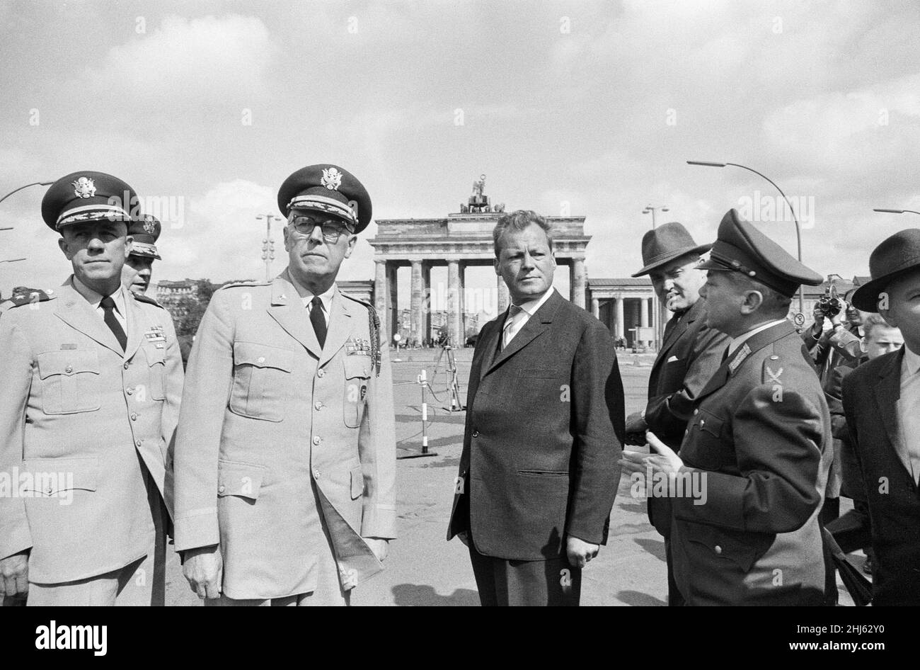 Beginn des Baus der Berliner Mauer.am 13th. August um Mitternacht begannen Polizei und Einheiten der DDR-Armee mit der Schließung der Grenze und am Sonntagmorgen, dem 13. August, wurde die Grenze zu West-Berlin geschlossen. Ostdeutsche Truppen und Arbeiter hatten begonnen, Straßen entlang der Grenze zu zerreißen, um sie für die meisten Fahrzeuge unpassierbar zu machen und Stacheldraht-Verstrickungen und Zäune entlang der 156 Kilometer um die drei westlichen Sektoren sowie der 43 Kilometer, die West und Ost trennten, zu installieren Berlin. Bild zeigt: General Bruce C Clarke, Kommandant der US-Armee in der EU Stockfoto
