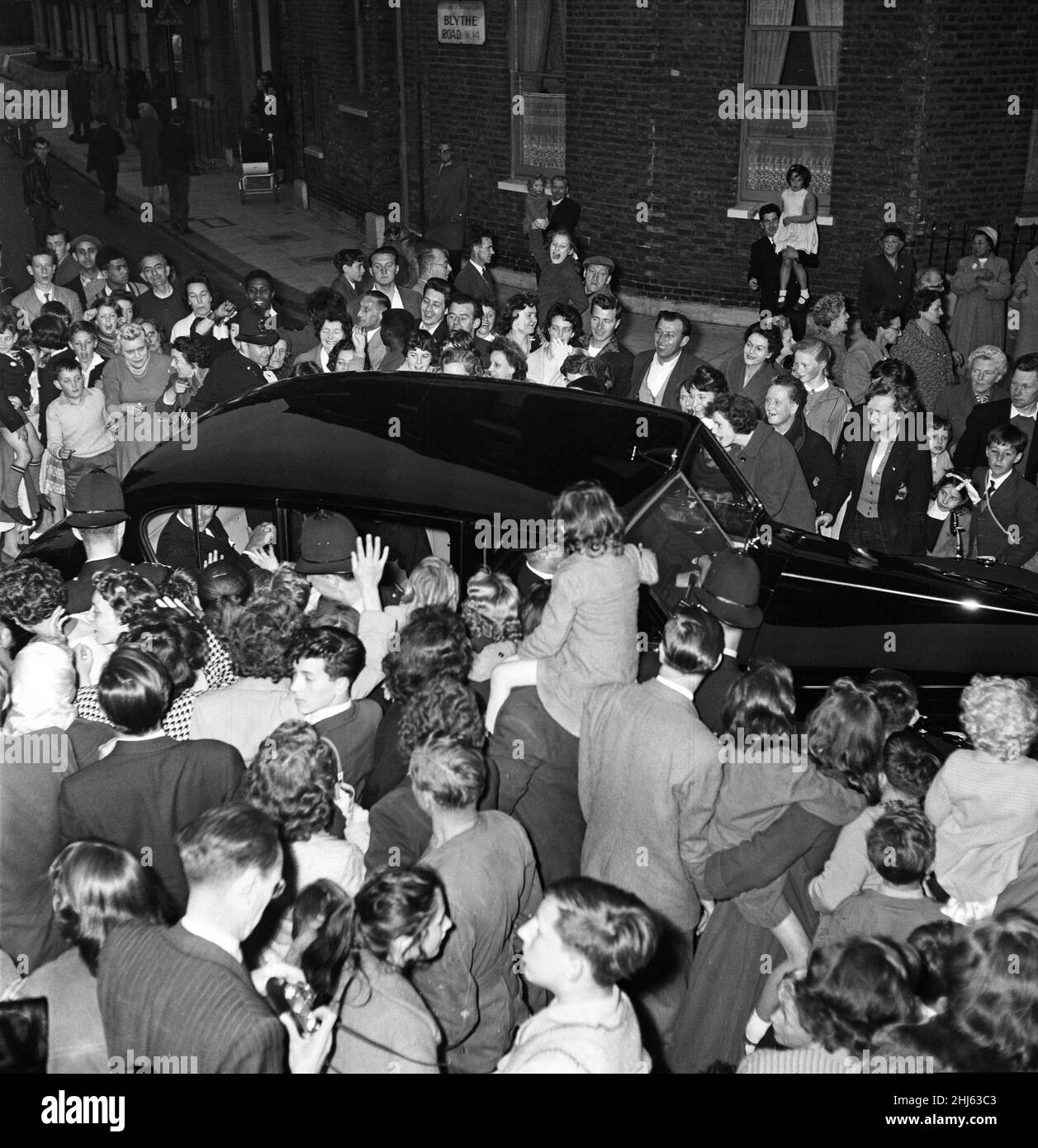 Prinz Philip, Herzog von Edinburgh, besucht Boys Clubs in North Kensington und Notting Hill. Die Massen steigen nach vorne, als der Herzog versucht, zu entkommen. 25th Mai 1959. Stockfoto