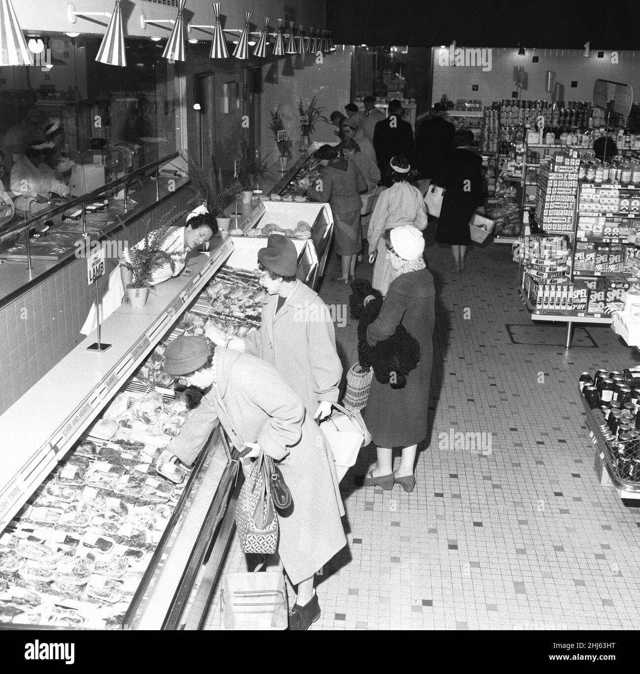 Hausfrauen, die hier im Bexley Heath Co-Op Supermarkt die Woche machen. 23rd. November 1961 Stockfoto