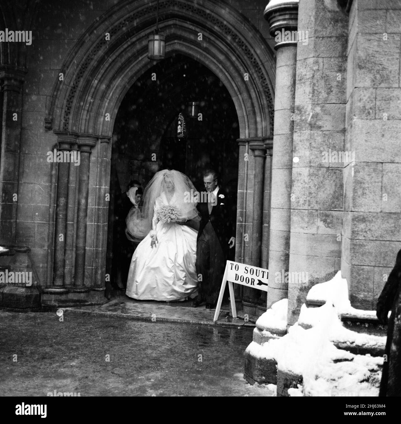 Die Hochzeit von Pamela Mountbatten und David Hicks in der Romsey Abbey, Hampshire. Die Braut im Bild mit ihrem Vater Louis Mountbatten. Louis Mountbatten, 1st. Earl Mountbatten of Burma. 13th. Januar 1960. Stockfoto