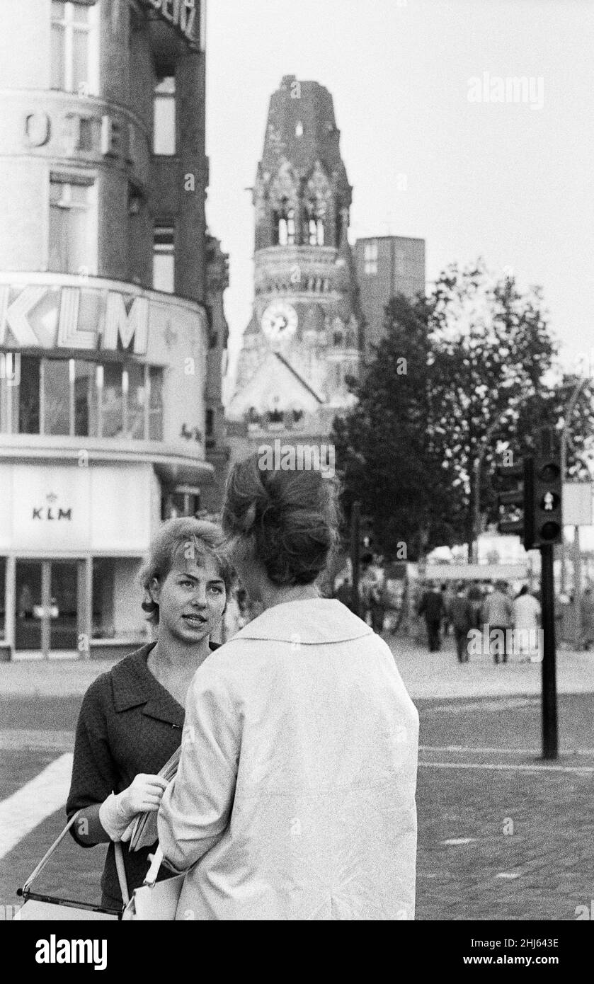 Szenen in West-Berlin, Westdeutschland, die zeigen, wie das tägliche Leben kurz nach dem Beginn des Mauerbaus normal weitergeht. 18th. August 1961. Stockfoto