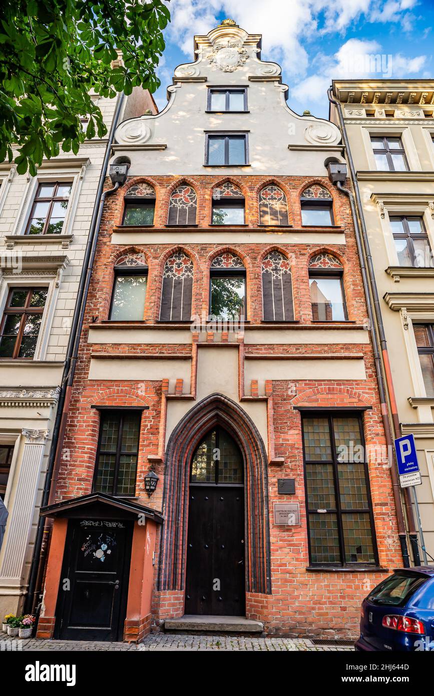 Torun, Polen - 11. August 2021. Gebäude in der Straße Lazienna 22 - Centrum Dialogu Spolecznego im. Jana Pawla II Stockfoto