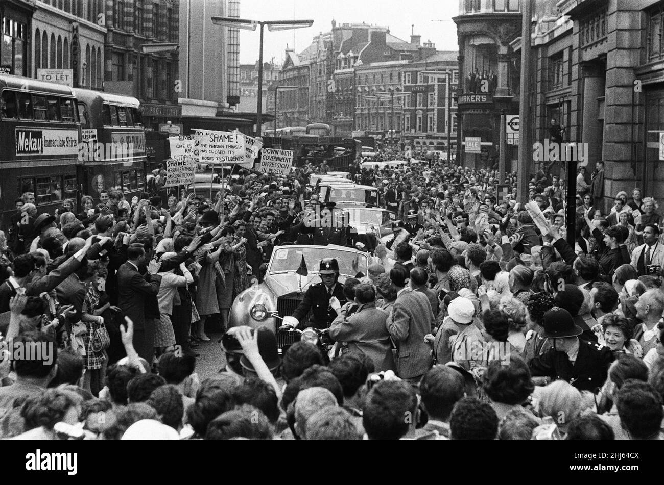 Juri Gagarin, sowjetischer Kosmonaut, der erste Mensch, der in den Weltraum reist, als seine Wostok-Sonde eine Umlaufbahn der Erde (12th. April 1961) absolvierte, besucht Großbritannien am Dienstag, den 11th. Juli 1961. Unser Bild zeigt ... Juri Gagarin wird von einer großen, einladenden Menschenmenge begrüßt, die die Straßen Londons säumen, winkt, jubelt und klatscht, während seine Autokolonne die 14 Meilen lange Strecke zur russischen Botschaft in den Kensington Palace Gardens einlegt. Stockfoto