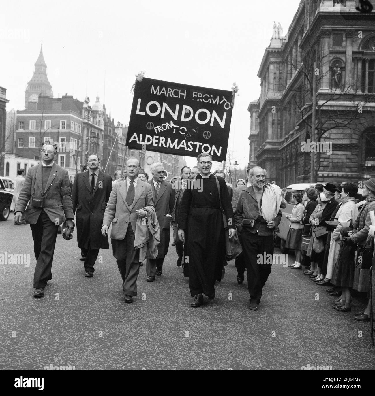 Ban the Bomb Movement viertägiger marsch vom Atomwaffenforschungsbetrieb in Aldermaston, Bekshire, zum Trafalgar Square, London, Montag, den 30th. März 1959. Unser Bild Zeigt ... Lewis John Collins, Canon Collins Anglikanischer Priester und Schriftsteller Ben Levy, Dramatiker (rechts) auf dem Weg zum Trafalgar Square. Der zweite jährliche ostermarsch wurde von der Kampagne für nukleare Abrüstung organisiert. Zehntausende von Menschen markierten das Ende des Aldermaston-marsches mit einer Kundgebung im Zentrum Londons. Dies war die größte Demonstration, die London im 20th. Jahrhundert gesehen hatte. Stockfoto