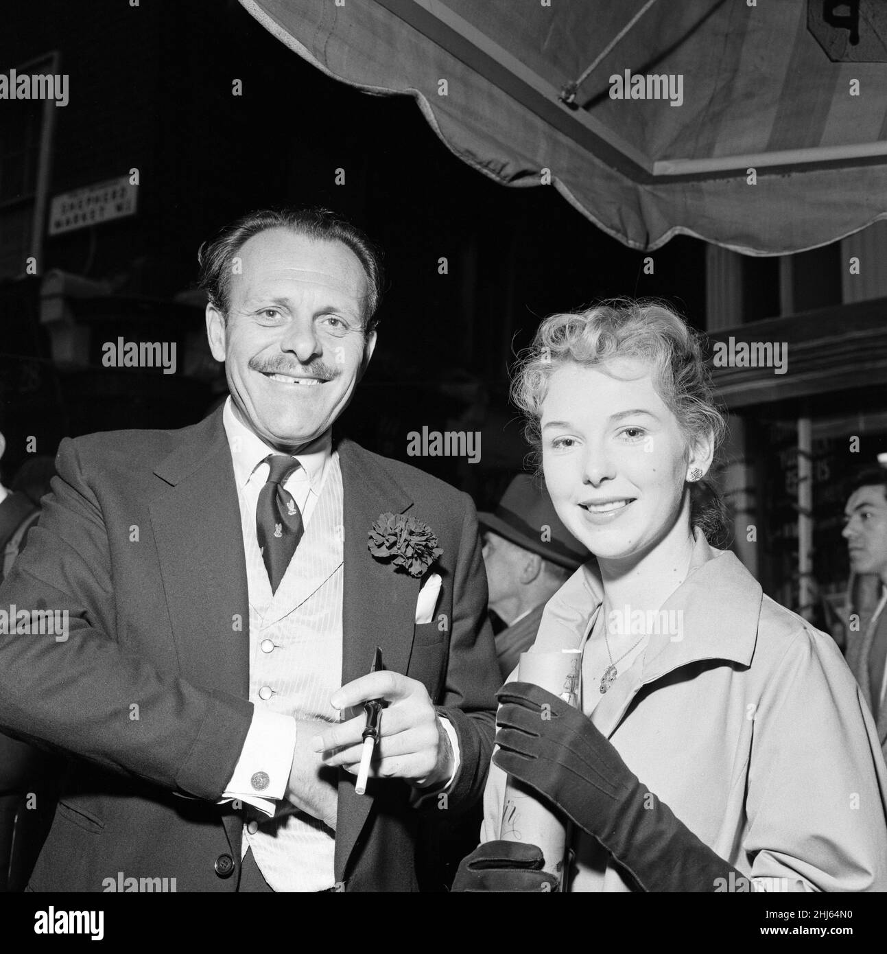 Daily Mirror Debutante, Miss Jill Carter mit dem Schauspieler Terry Thomas auf der May Fair im Shepherds Market. 21st Mai 1957. Stockfoto