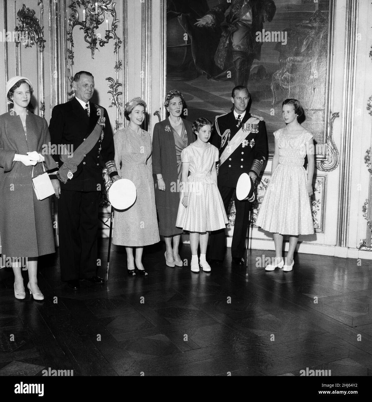 Königin Elizabeth II. Und Prinz Philip, Herzog von Edinburgh, besuchen Dänemark. Schloss Amalienborg, von links nach rechts, dänische Prinzessin Margrethe, König Frederik, Königin Elisabeth II., Königin Ingrid, Prinzessin Anne Marie, Prinz Philip und Prinzessin Benedikte. 21st Mai 1957. Stockfoto