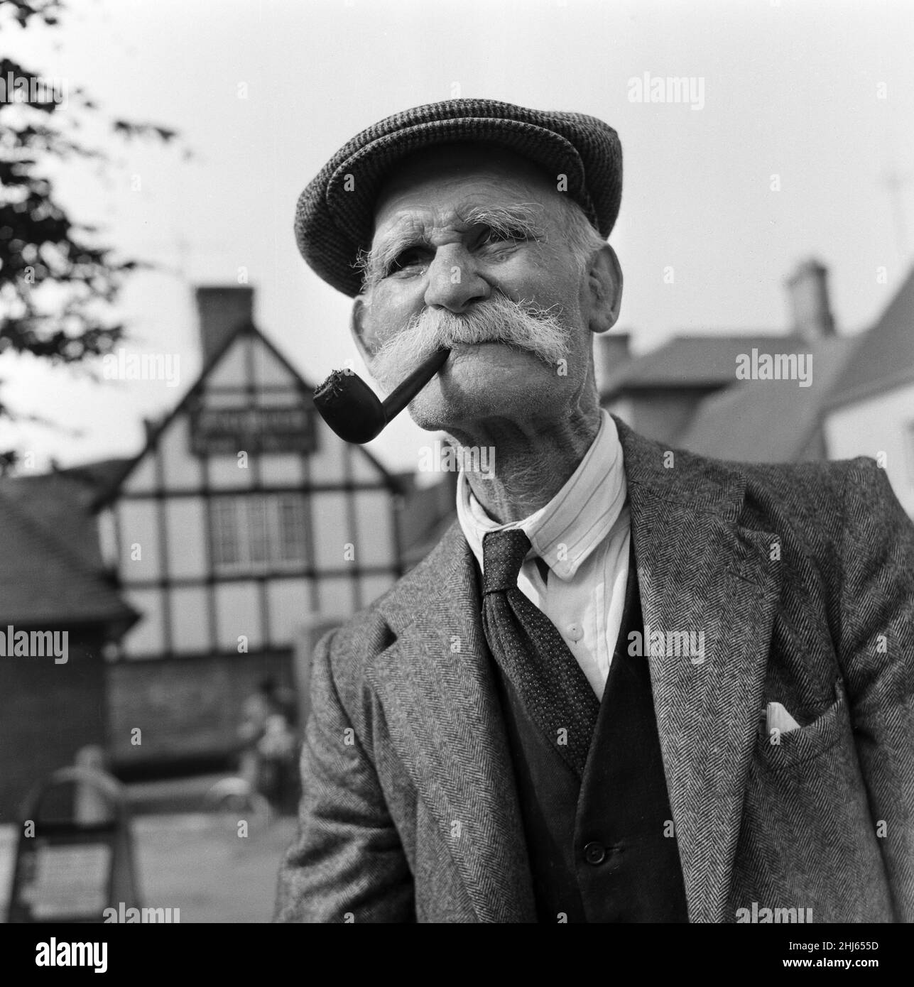 Die Dorfbewohner von Royston, Hertfordshire, sind wegen einer Umgestaltung der Kreisgrenzen in Waffen, die sie von Hertfordshire abschneiden und in die neue Grafschaft bringen könnten, die Cambridgeshire, Huntingdonshire, die Isle of Ely und den Soke of Peterborough umfasst. Dies würde eine Erhöhung der Raten bedeuten und nicht mehr eine Stadt in North Hertfordshire sein, wie sie es seit Jahrhunderten ist. Der 83-jährige William Anderson wurde im Stadtzentrum gesehen. 27th Mai 1960. Stockfoto