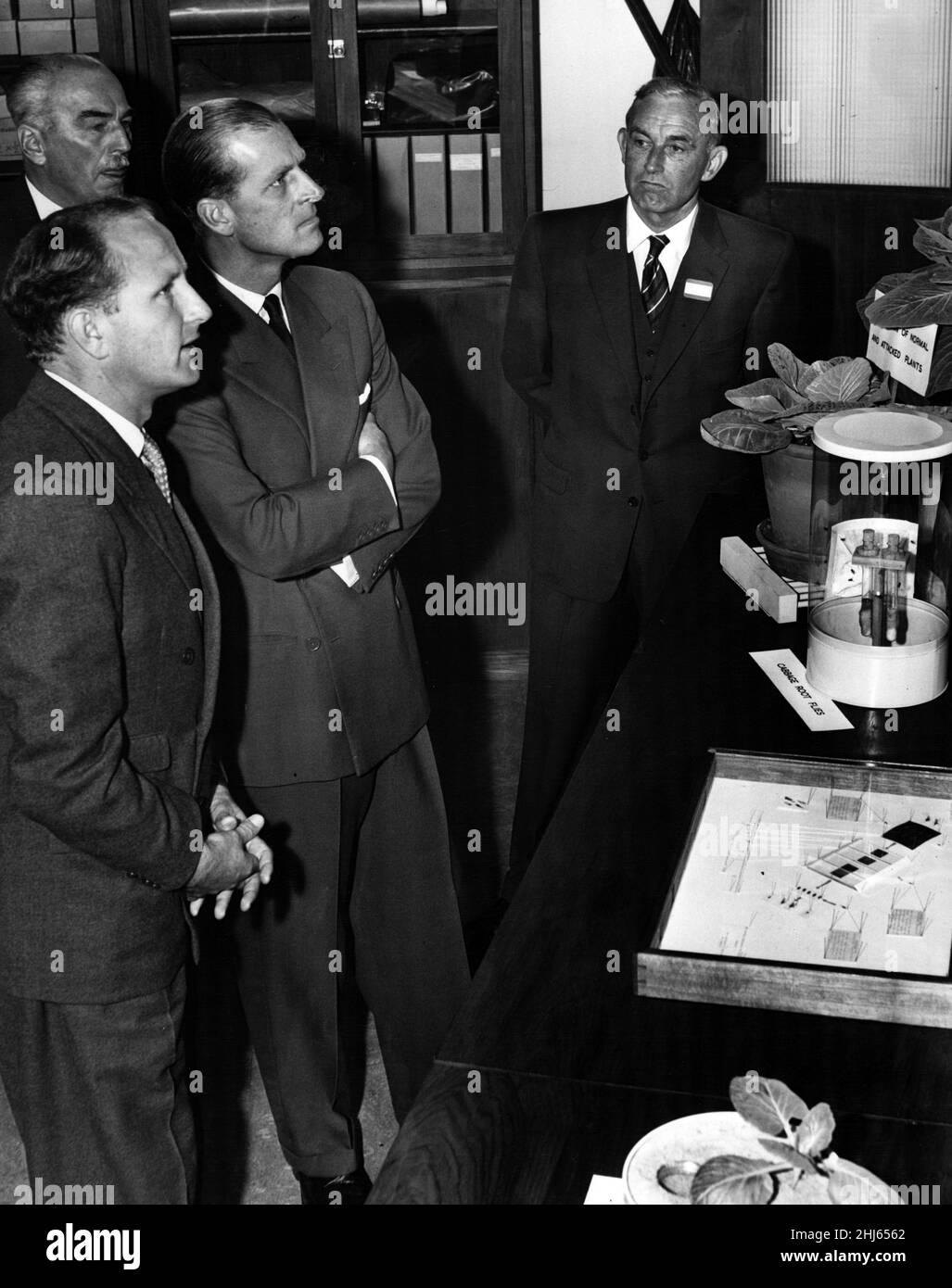 Der Duke of Edinburgh eröffnet neue Labore an der National Vegetable Research Station, Wellesbourne. Mit ihm sind Herr T.H Coaker, Herr David Lowe, Vorsitzender des Leitungsgremiums der Forschungsstation und Dr. James Philp, Direktor der Station. 23rd. Oktober 1959. Stockfoto