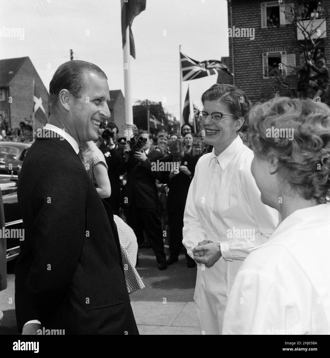 Königin Elizabeth II. Und Prinz Philip, Herzog von Edinburgh, besuchen Dänemark. Prinz Philip spricht mit Arbeitern in einem Erholungszentrum in Kopenhagen. 22nd Mai 1957. Stockfoto
