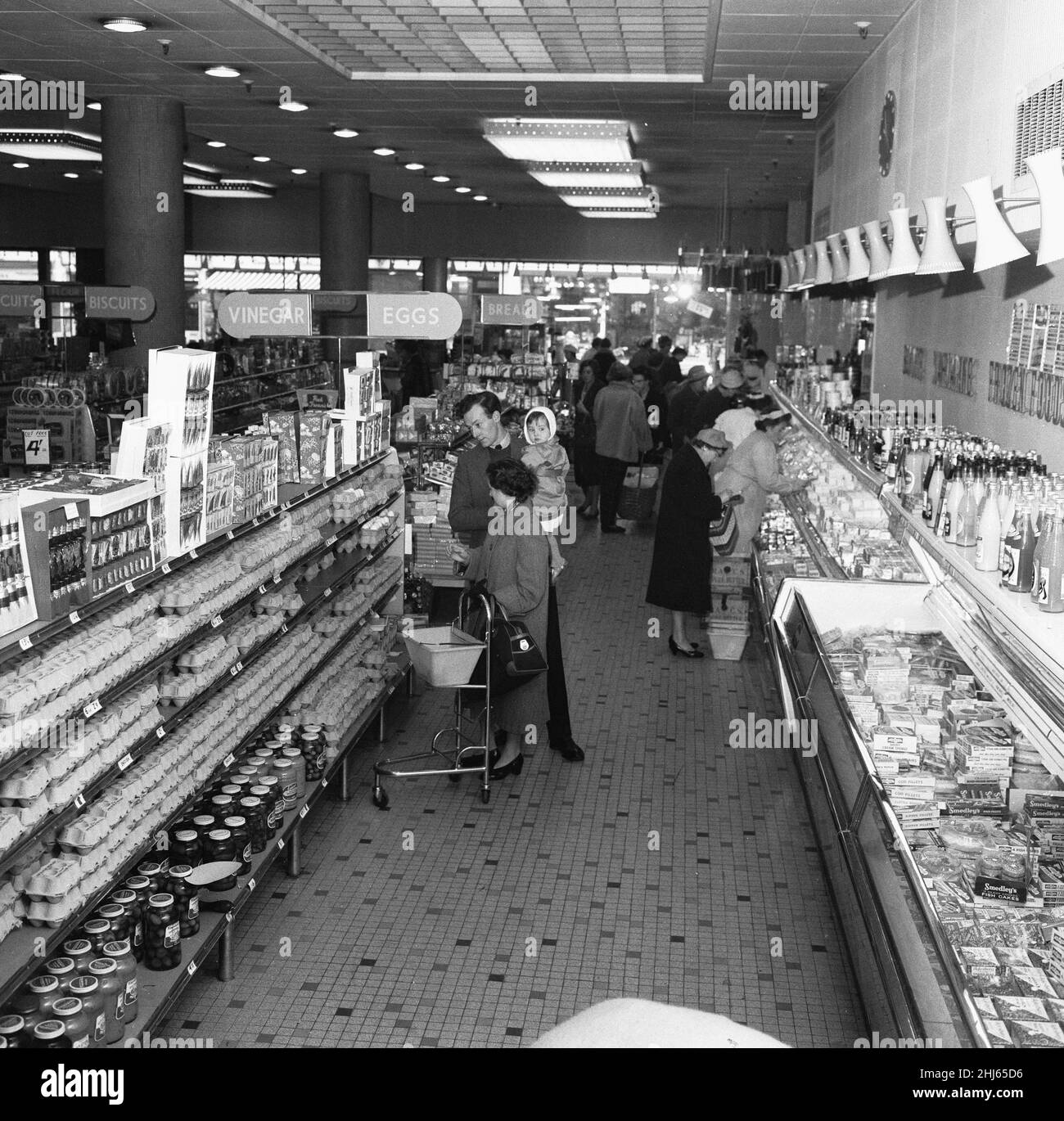 Hausfrauen, die hier im Bexley Heath Co-Op Supermarkt die Woche machen. 23rd. November 1961 Stockfoto