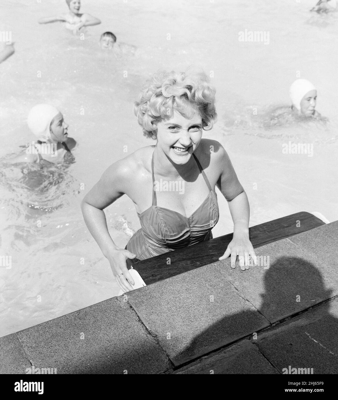 Liz Fraser, englische Schauspielerin, abgebildet in den Durnsford Road Baths, Bounds Green, London Borough of Haringey, North London, Donnerstag, 20th. August 1959. Stockfoto