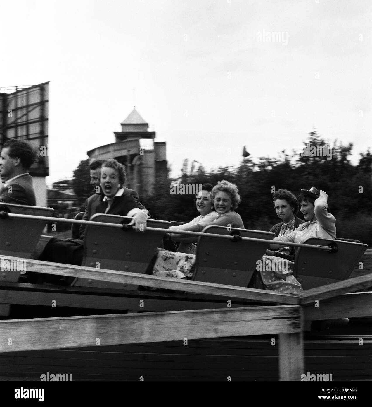 Hunderte von Whitsun-Ausflüglern nach Southend-on-Sea, Essex, fanden es zu kühl und unruhig, um ihre Zeit an den Stränden zu verbringen. So hat man sich für den Kursaal - den bekannten Vergnügungspark - gemacht. Die Dodgems und Kreisverkehre waren sehr beliebt, aber der Big Dipper, die Waterchute und die Rock and Roll Tubs trugen die meisten der einfachen Ausflügler. 9th. Juni 1957. Stockfoto