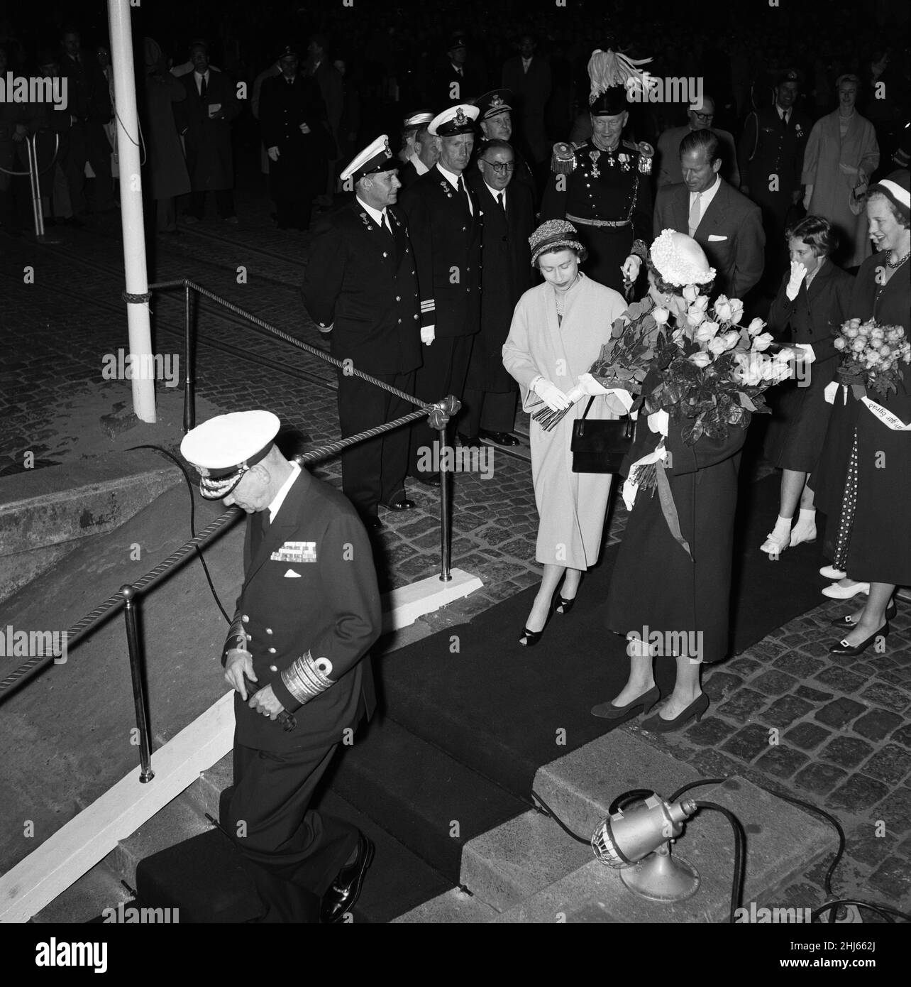 Königin Elizabeth II. Und Prinz Philip, Herzog von Edinburgh, beenden ihren Staatsbesuch in Dänemark. Abschied nehmen bei Helsingor. König Frederik geht die Stufen hinunter, gefolgt von Königin Elizabeth II. Und Königin Ingrid. Hinter ihnen stehen Prinz Philip und die dänischen Prinzessinnen. 25th Mai 1957. Stockfoto