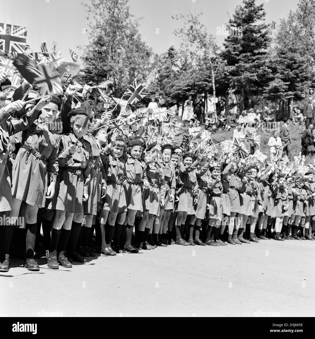 Königin Elizabeth II. Und der Herzog von Edinburgh bei ihrem Besuch in Kanada. Die Jugendlichen hatten eine wunderbare Zeit, die Brownies waren vor der Kirche, um der Königin einen tollen Herzlich Willkommen. zu geben Gaspe, Provinz Quebec. Juni 1959. Stockfoto