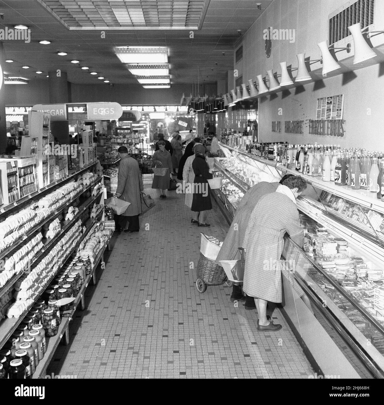 Hausfrauen, die hier im Bexley Heath Co-Op Supermarkt die Woche machen. 23rd. November 1961 Stockfoto
