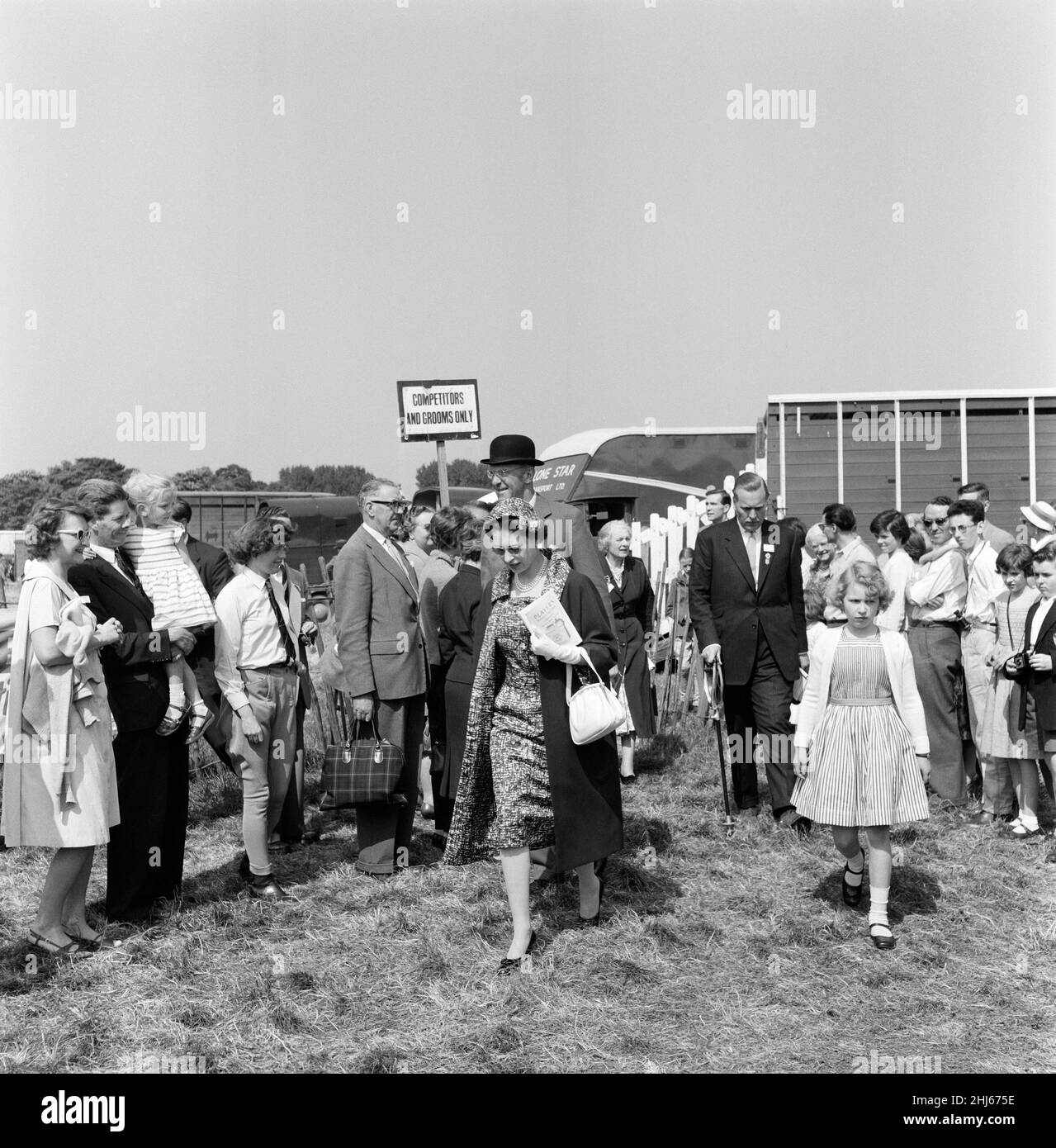 Queen Elizabeth II und Princess Anne, bei der Windsor Horse Show. 18th Mai 1959. Stockfoto