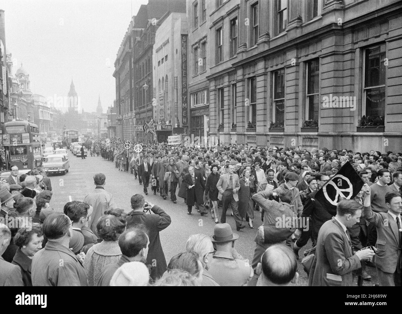 Ban the Bomb Movement viertägiger marsch vom Atomwaffenforschungsbetrieb in Aldermaston, Bekshire, zum Trafalgar Square, London, Montag, den 30th. März 1959. Der zweite jährliche ostermarsch wurde von der Kampagne für nukleare Abrüstung organisiert. Zehntausende von Menschen markierten das Ende des Aldermaston-marsches mit einer Kundgebung im Zentrum Londons. Dies war die größte Demonstration, die London im 20th. Jahrhundert gesehen hatte. Stockfoto