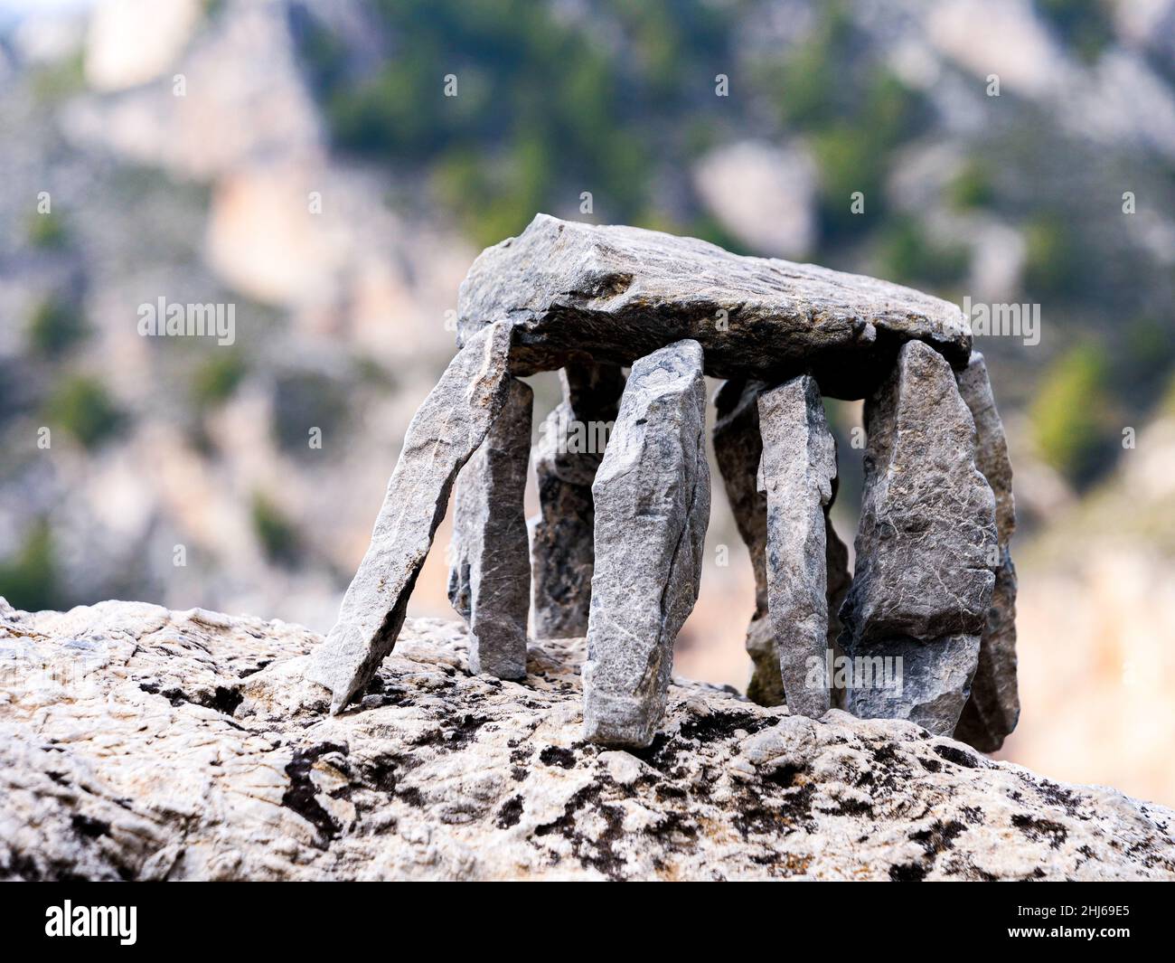Nahaufnahme der Steine Gleichgewicht mit Bokeh Lichter im Hintergrund Stockfoto