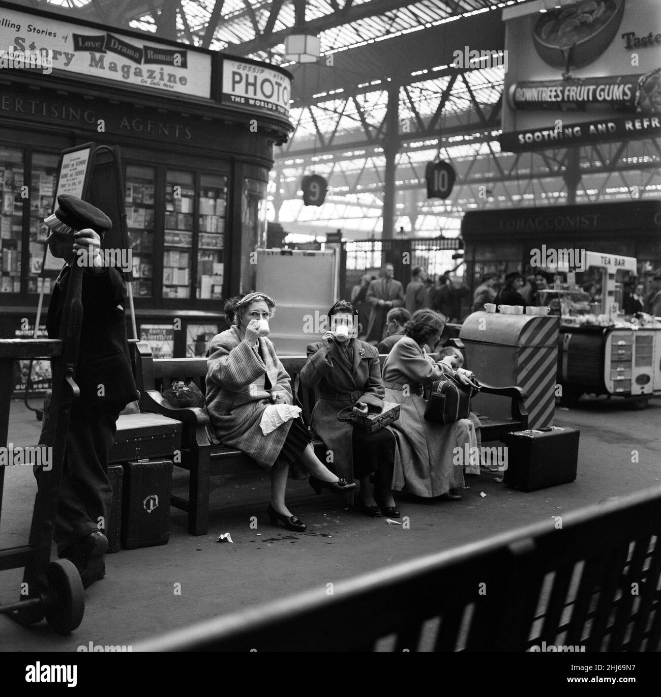 Teestunde am Bahnhof Waterloo, London. 3rd. April 1957. Stockfoto