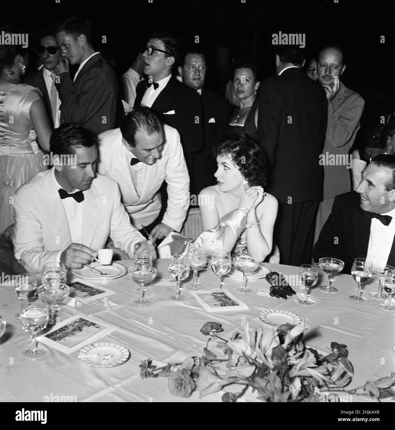 1956 Venice Film Festival, Freitag, 31st. August 1956. Unser Bild Zeigt ... Italienische Schauspielerin Gina Lollobrigida, im Gespräch mit Bernard McElwaine Sonntag Bildjournalist. Stockfoto