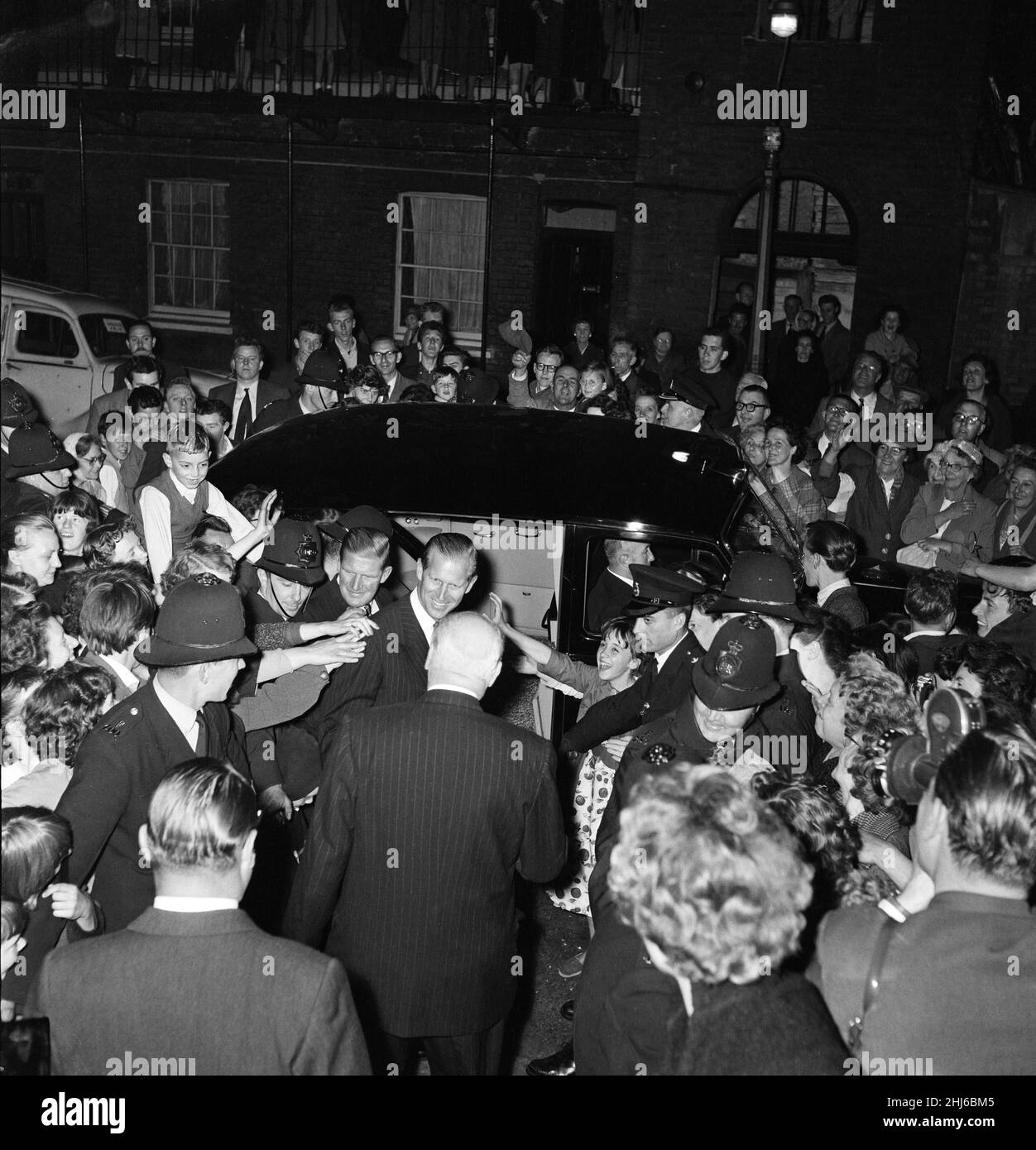 Prinz Philip, Herzog von Edinburgh, besucht Boys Clubs in North Kensington und Notting Hill. Die Massen steigen nach vorne, als der Herzog versucht, zu entkommen. 25th Mai 1959. Stockfoto