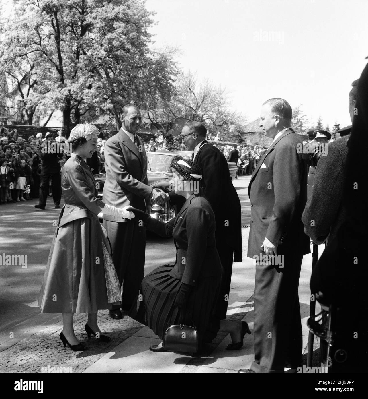 Königin Elizabeth II. Und Prinz Philip, Herzog von Edinburgh, besuchen Dänemark. Königin Elisabeth II. Kommt in der Skovgard-Schule an. Kopenhagen, Dänemark. 23rd Mai 1957. Stockfoto