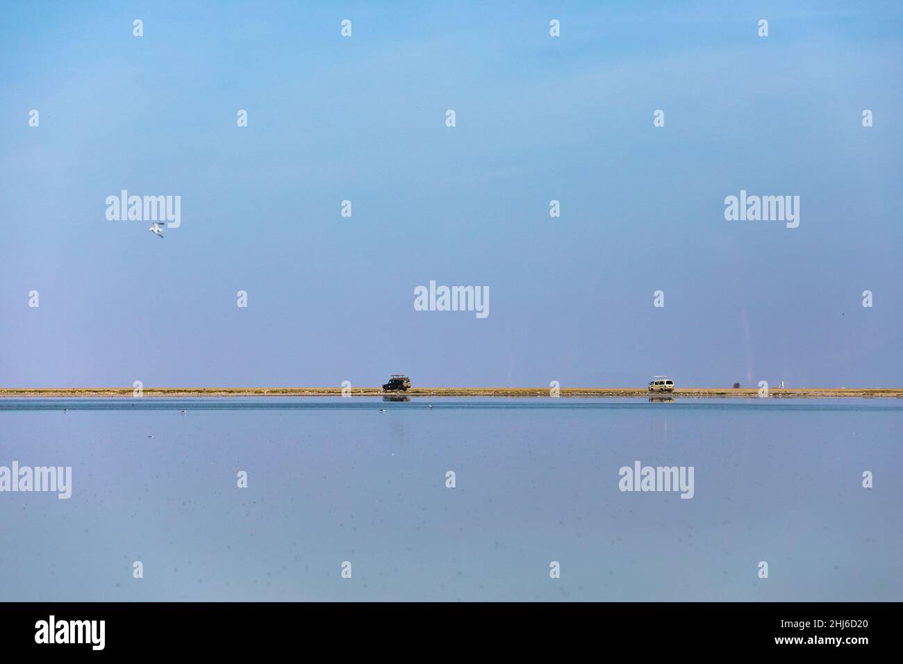 AMBOSELI-NATIONALPARK, KENIA - 17. SEPTEMBER 2018: Touristenjeeps am Amboseli-See Stockfoto