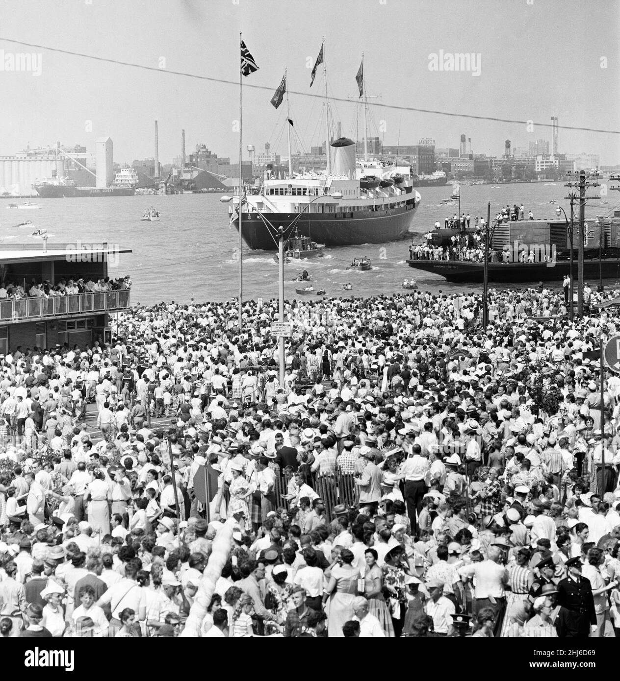Königin Elizabeth II. Und Prinz Philip, Herzog von Edinburgh während der Königlichen Tour durch Kanada. Am Ufer des Detroit River versammelten sich Zehntausende von Menschen, um sie anzufeuern. 3rd. Juli 1959. Stockfoto