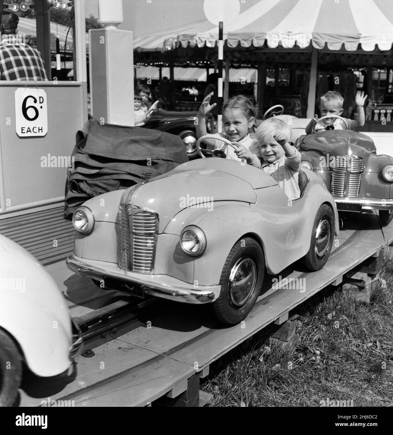 Hampstead Heath Fair, London. Jane und Peter Hindley von Highgate an einem Motorroundabout. 16th Mai 1959. Stockfoto