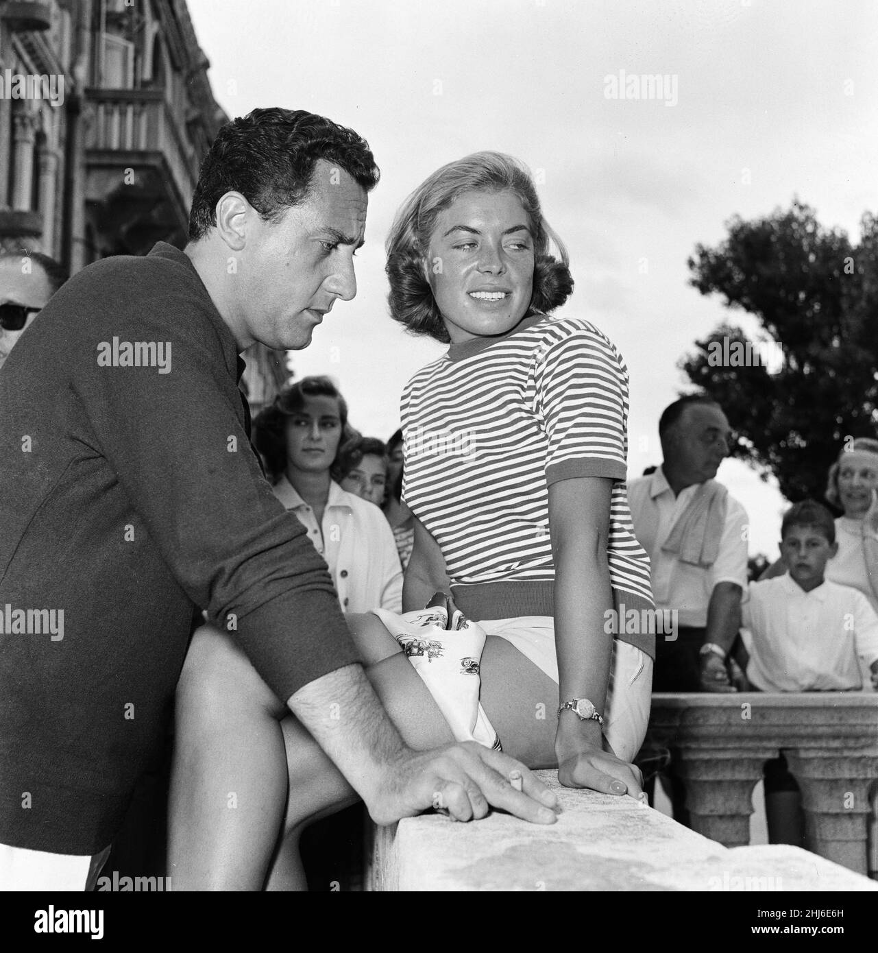 1956 Venice Film Festival, Freitag, 31st. August 1956. Unser Bild Zeigt ... Der italienische Schauspieler und Comic Alberto Sordi, mit dem jungen Starlet Ziti. Alberto Sordi ist außerdem Regisseur und Synchronsprecher von Oliver Hardy in der italienischen Version der Filme Laurel und Hardy. Stockfoto