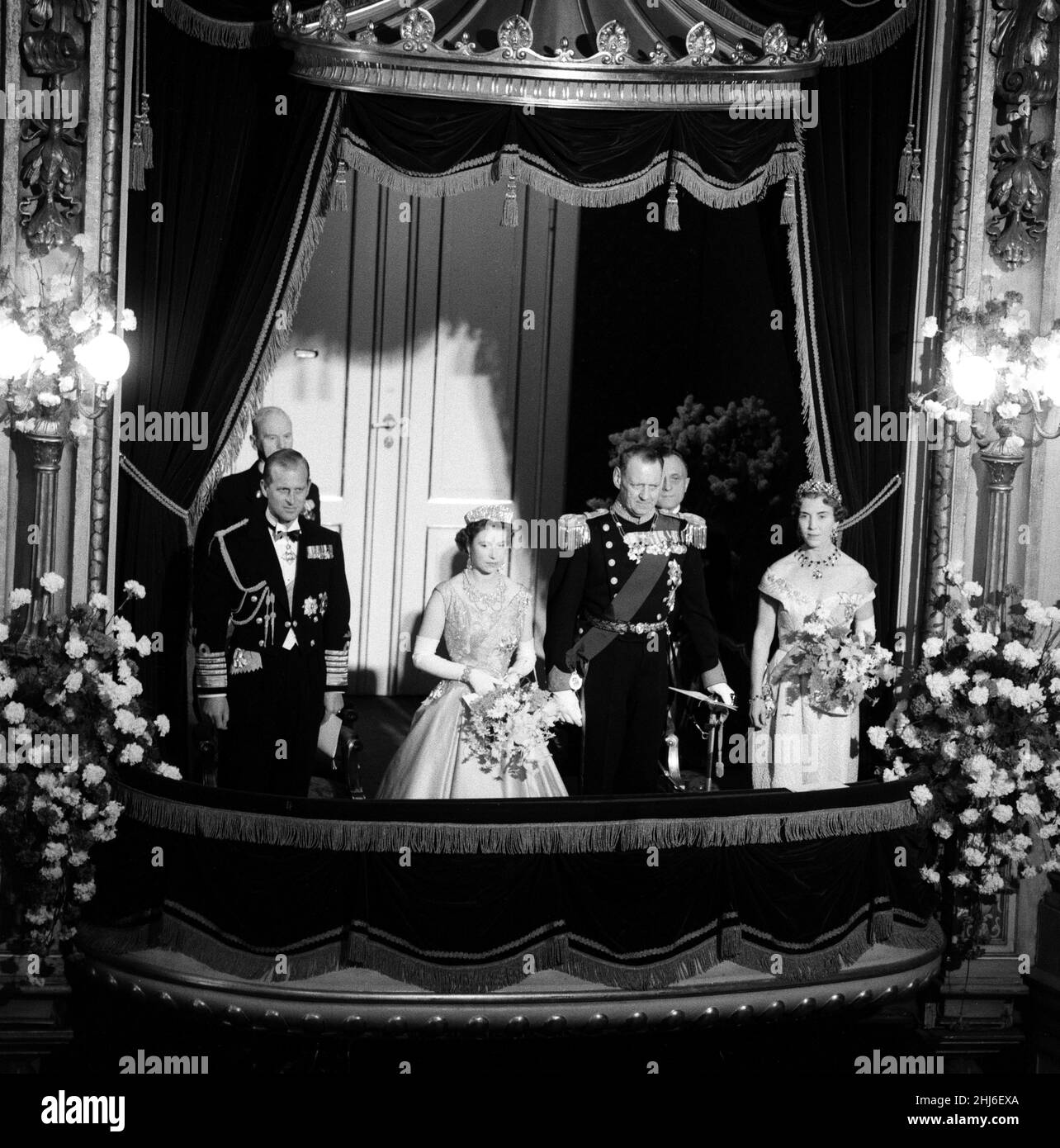 Königin Elizabeth II. Und Prinz Philip, Herzog von Edinburgh, besuchen Dänemark. Im Bild: Prinz Philip, Königin Elisabeth II., König Frederik und Königin Ingrid von Dänemark in ihrer Box bei der Galavorstellung im Königlichen Theater in Kopenhagen. 23rd Mai 1957. Stockfoto