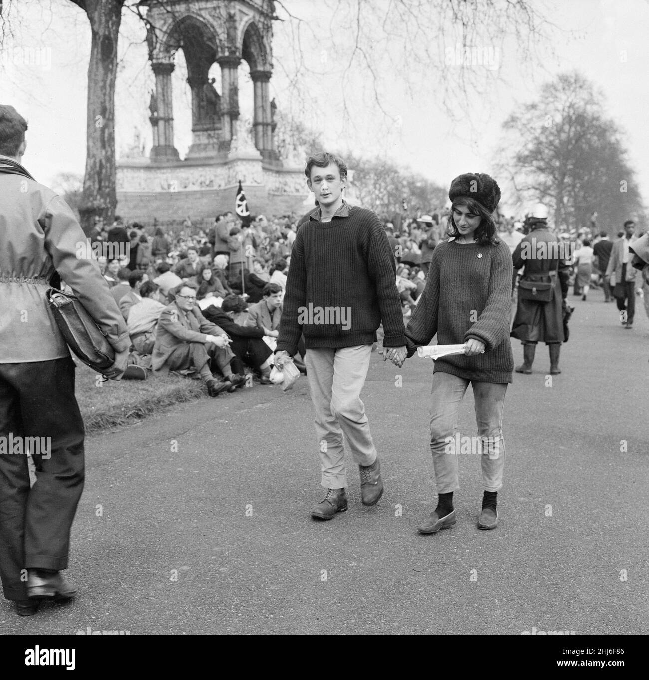 Ban the Bomb Movement viertägiger marsch vom Atomwaffenforschungsbetrieb in Aldermaston, Bekshire, zum Trafalgar Square, London, Montag, den 30th. März 1959. Unser Bild zeigt ... Hand in Hand, Tim Megarry und Susan Wheeler. Der zweite jährliche ostermarsch wurde von der Kampagne für nukleare Abrüstung organisiert. Zehntausende von Menschen markierten das Ende des Aldermaston-marsches mit einer Kundgebung im Zentrum Londons. Dies war die größte Demonstration, die London im 20th. Jahrhundert gesehen hatte. Stockfoto