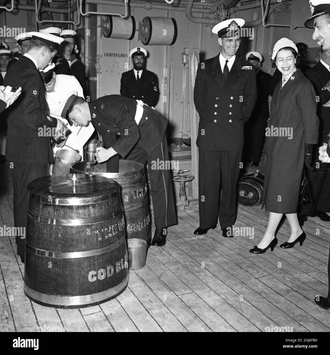 Königin Elizabeth II beobachtet den Siegeroffizier B.R. Hagelstein, der die Rum-Ration während ihres Besuchs bei HMS Eagle in Weymouth herausgab. 29th. April 1959. Stockfoto