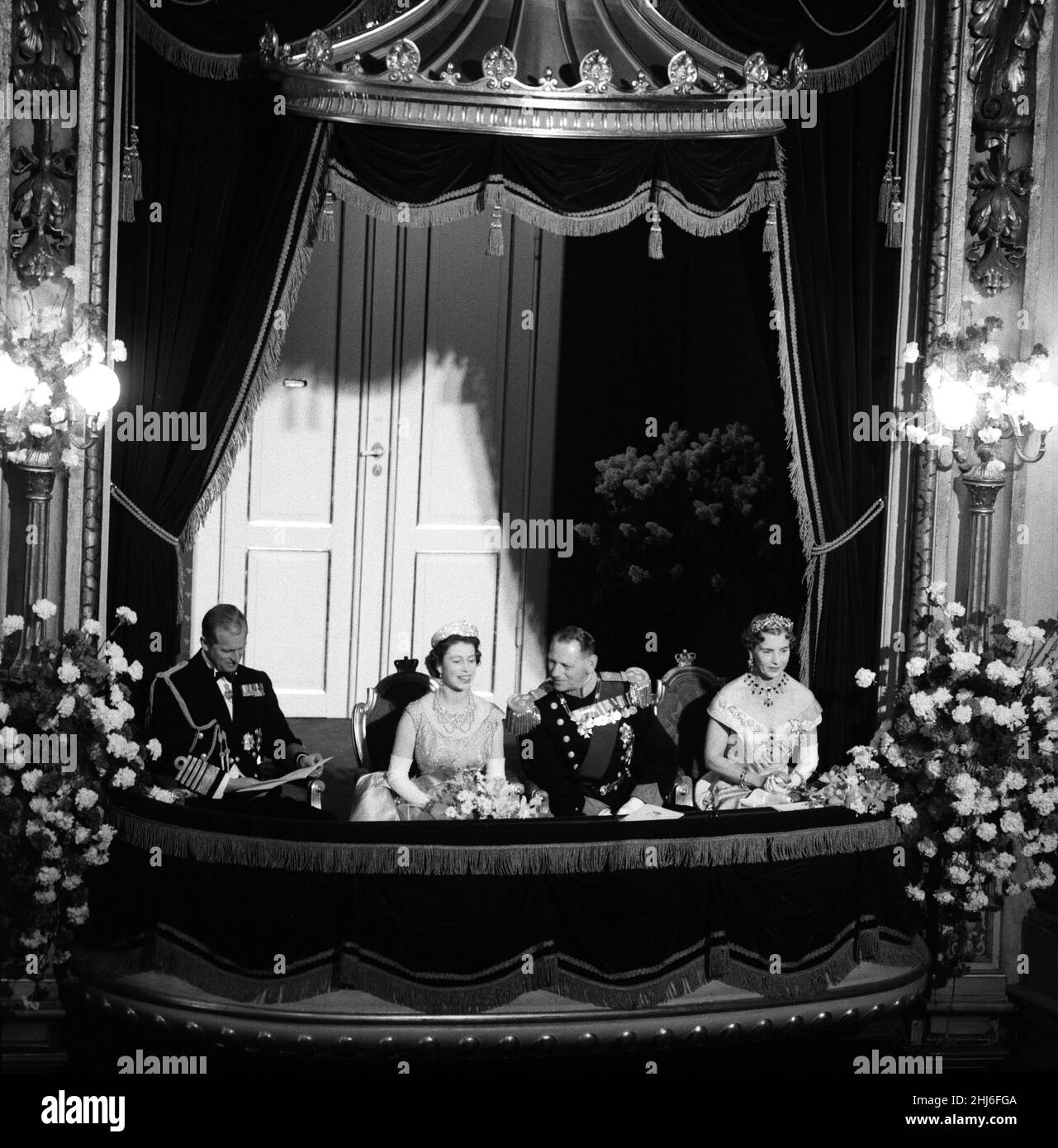 Königin Elizabeth II. Und Prinz Philip, Herzog von Edinburgh, besuchen Dänemark. Im Bild: Prinz Philip, Königin Elisabeth II., König Frederik und Königin Ingrid von Dänemark in ihrer Box bei der Galavorstellung im Königlichen Theater in Kopenhagen. 23rd Mai 1957. Stockfoto