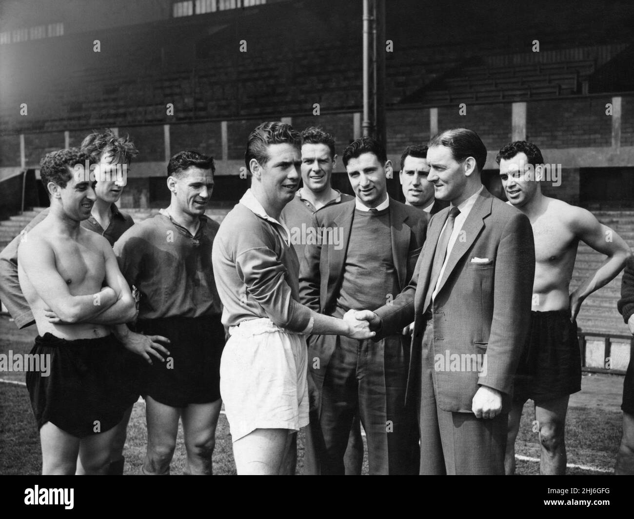 Liverpools Neuzugang Fred Morris, ehemaliger Mansfield-Rechtsaußen, wird vor Anfield von Manager Phil Taylor und seinen neuen Teamkollegen begrüßt. Von links nach rechts: Murdoch, Wilkinson, Wheeler, Morris, Bimpson, Twentyman, R Campbell und Molyneux. Datum: 1st. Mai 1958. Stockfoto