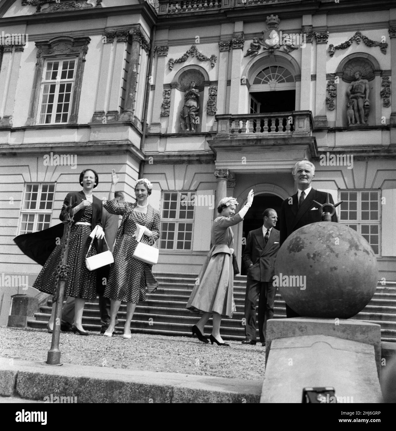 Königin Elizabeth II. Und Prinz Philip, Herzog von Edinburgh während ihres Staatsbesuchs in Dänemark. Im Hermitage Hunting Lodge, Prinzessin Margrethe, Königin Ingrid, Königin Elizabeth II. Und Prinz Philip. Mai 1957. Stockfoto