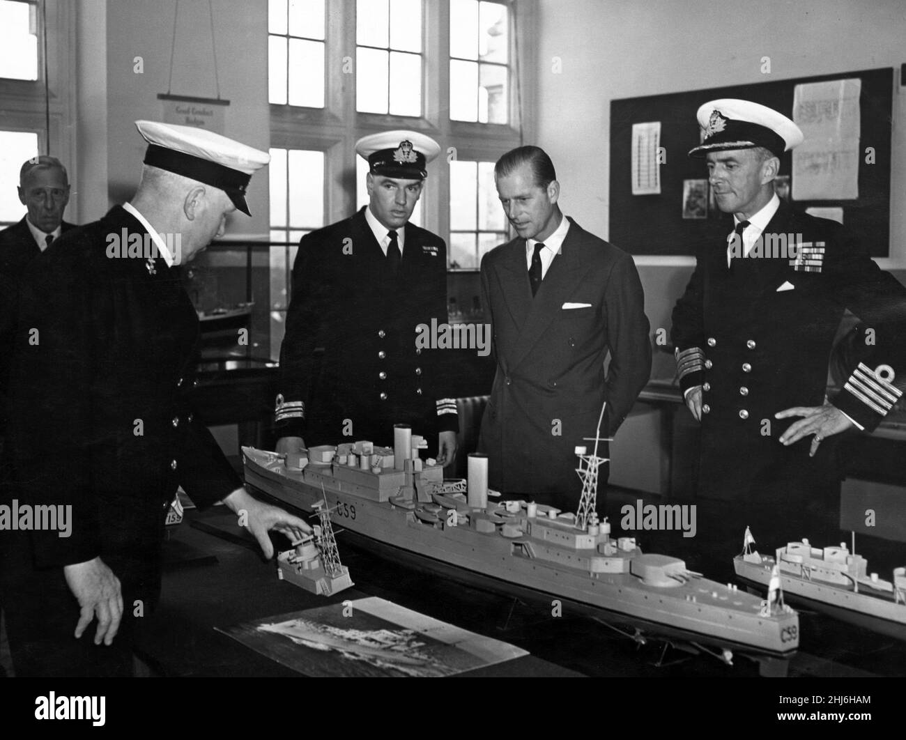 Nach einem Festakt am Britannia Royal Naval College, Dartmouth, wechselte der Herzog von Edinburgh in einen Loungeanzug und machte eine Tour durch das College, zu der auch die Inspektion von Modellschiffen gehörte. 1st. Juli 1958. Stockfoto