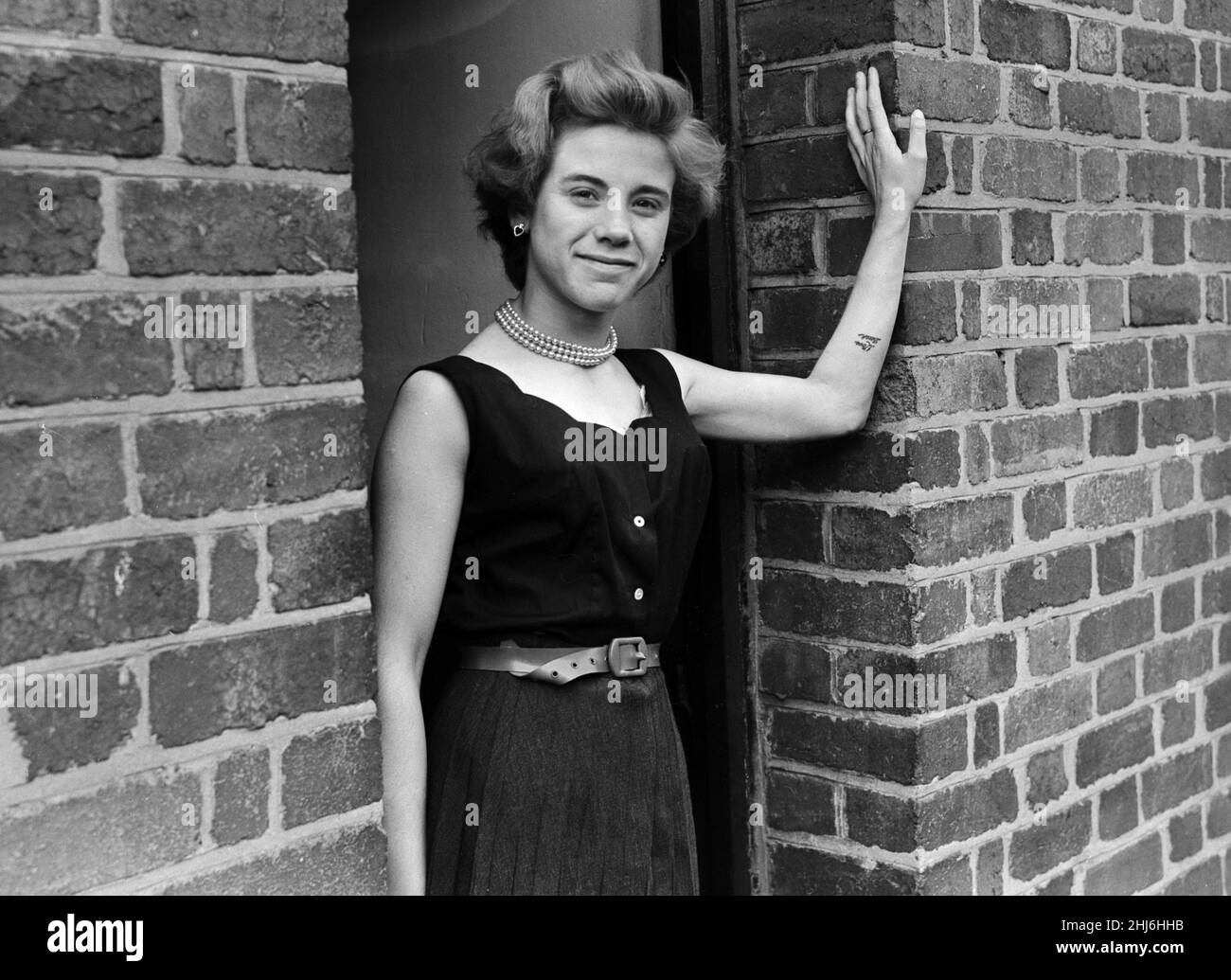 Tätowiert wurde der 17-jährige Pat Andrews aus Southall, eine entlaufene Blondine, in Exeter. Die Worte 'I Love Derek' sind auf der Innenseite ihres linken Unterarms tätowiert zu sehen. 11th Mai 1956. Stockfoto