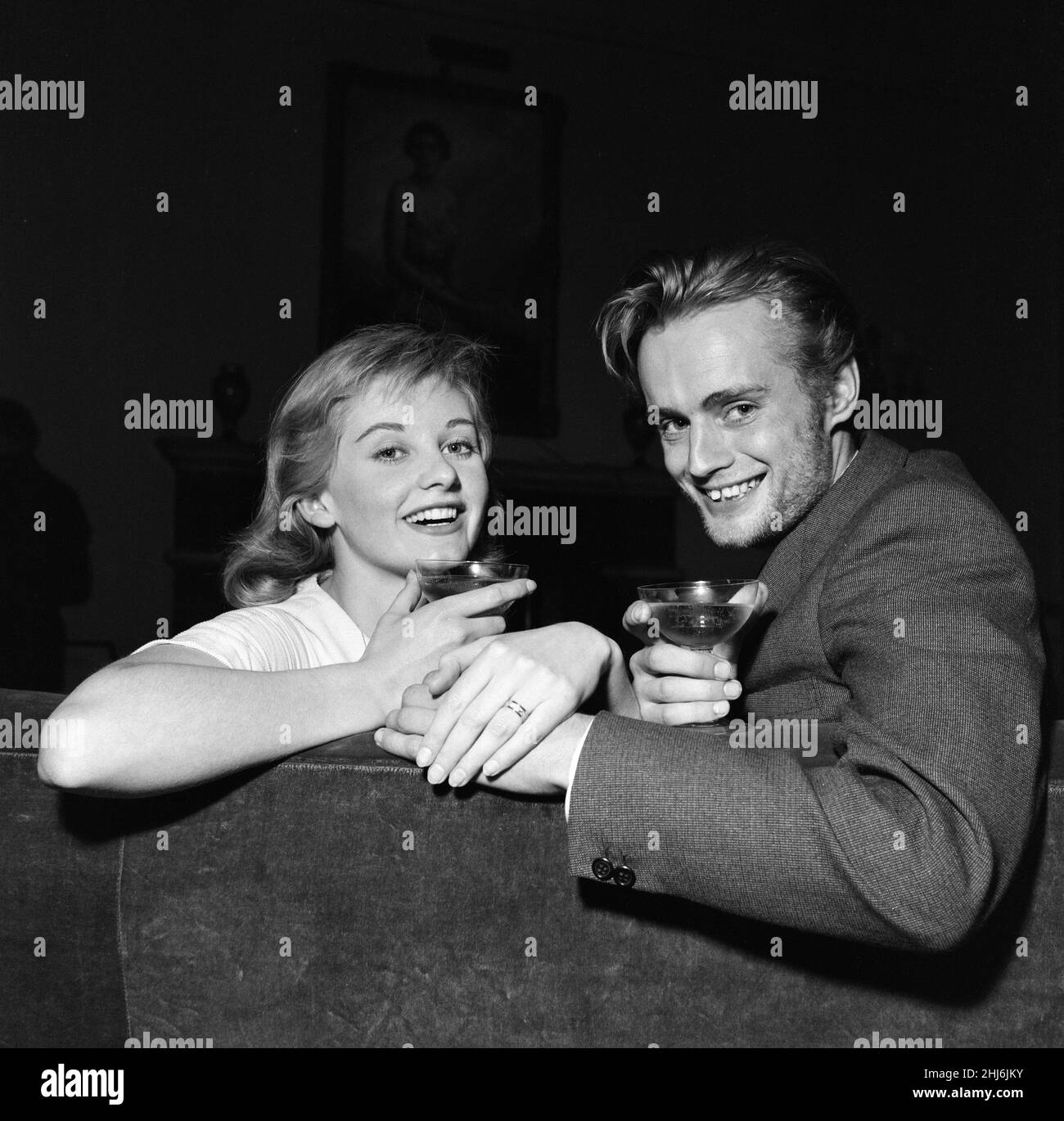 Die Schauspielerin Jill Ireland ist mit ihrem neuen Ehemann, dem Schauspieler David McCallum, abgebildet. 12th Mai 1957. Stockfoto