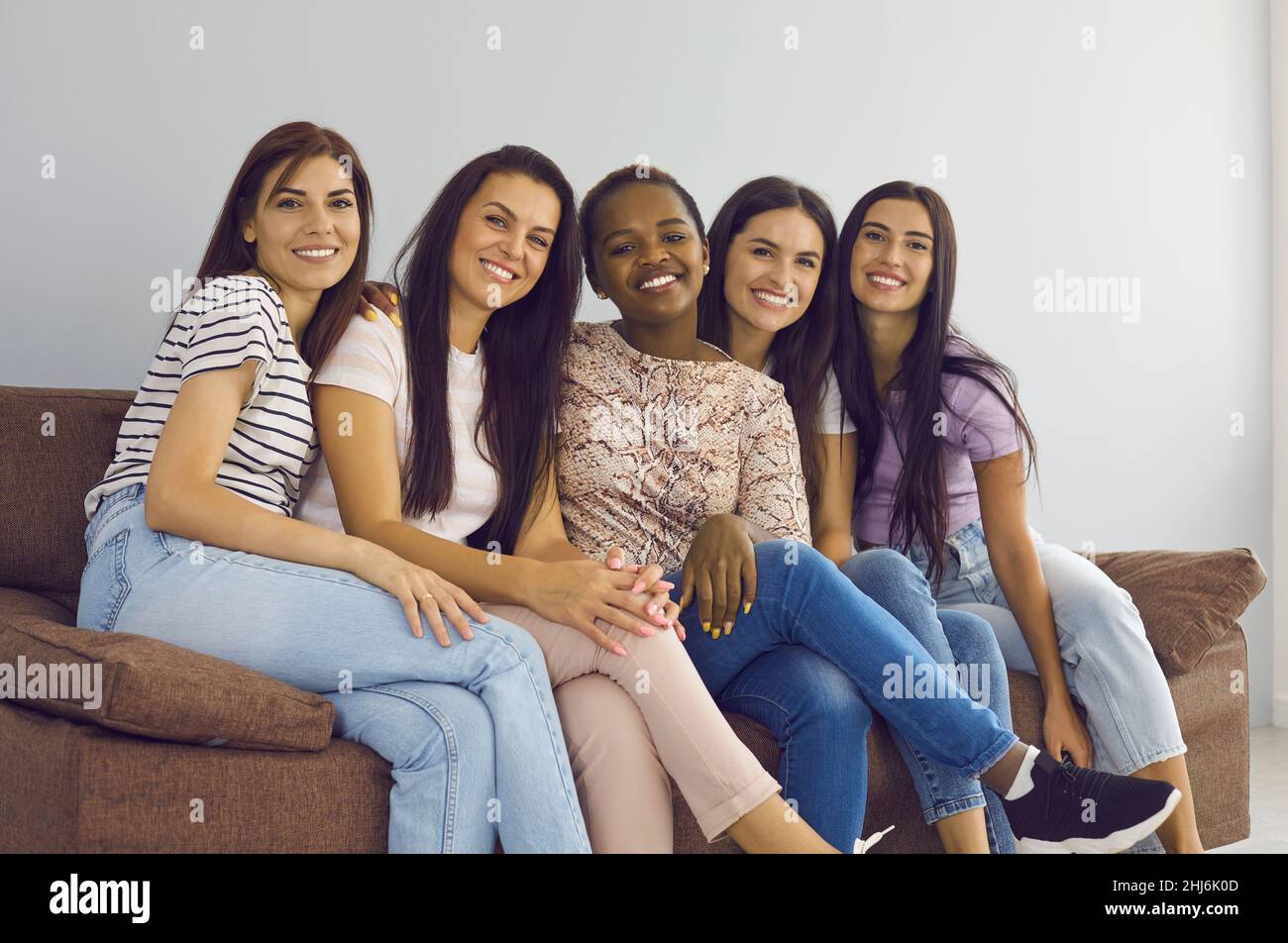 Portrait von multiethnischen Millennial Mädchen entspannen sich auf dem Sofa Stockfoto