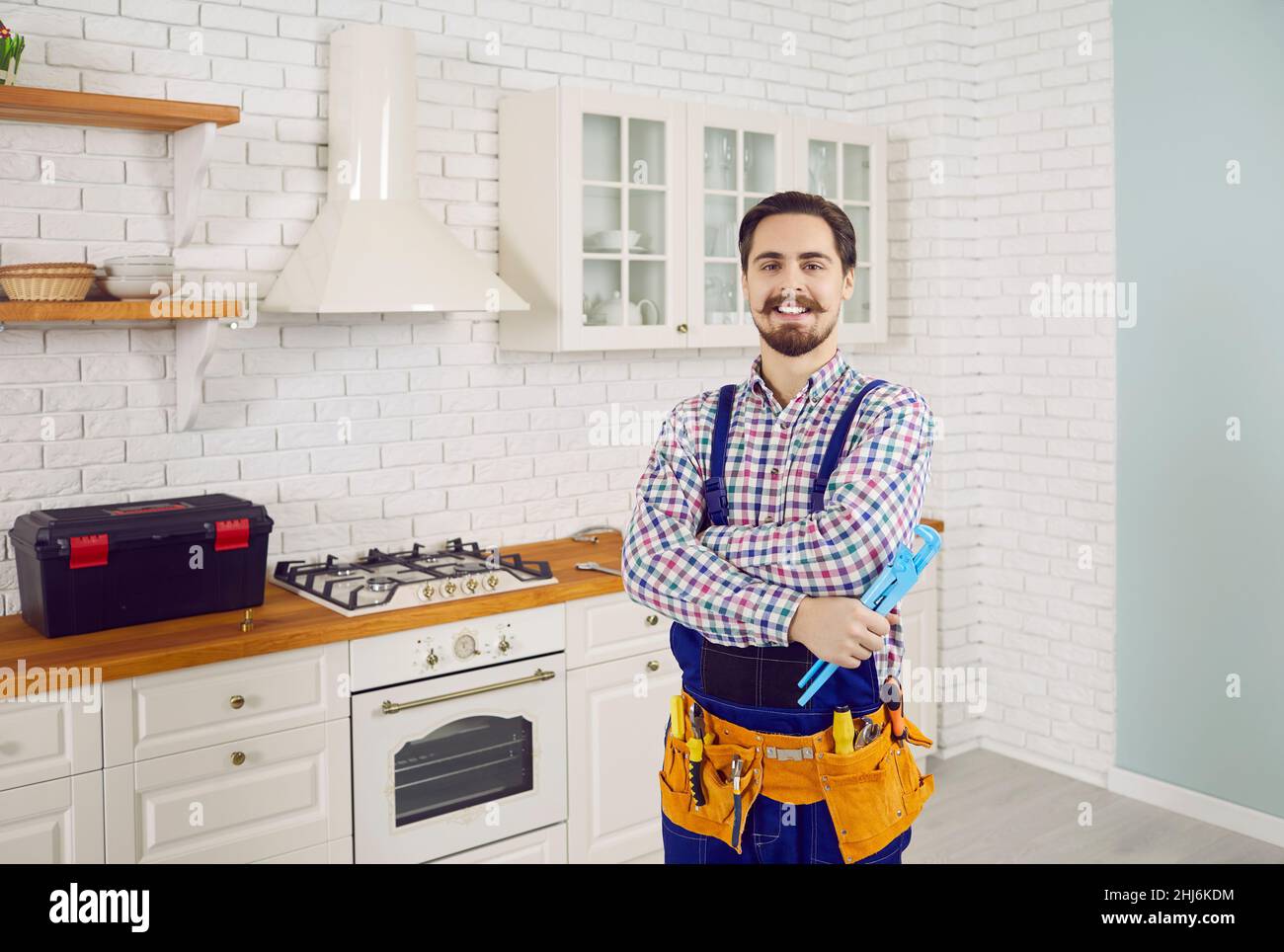 Porträt eines lächelnden männlichen Klempners im Haus des Kunden Stockfoto