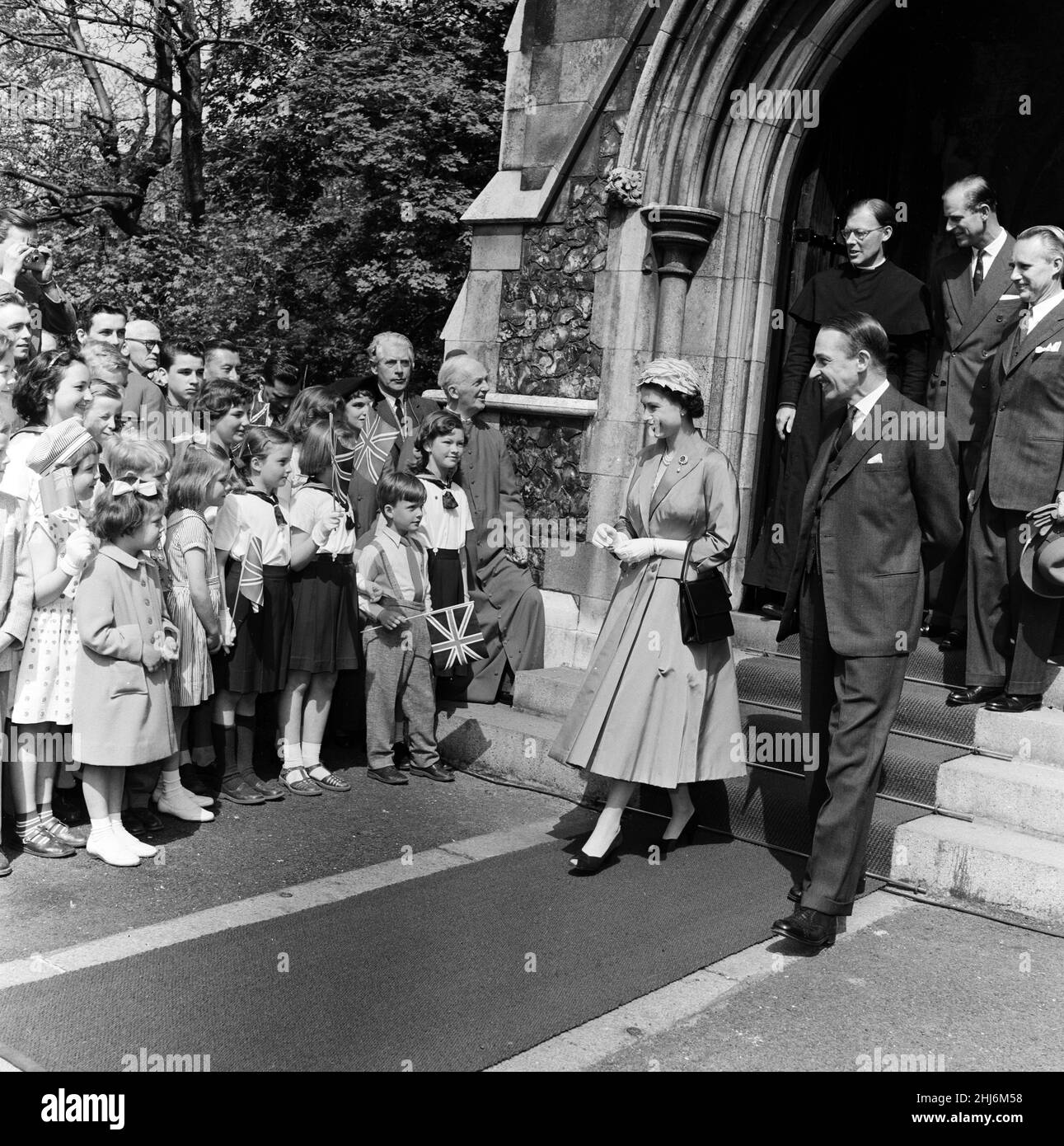 Königin Elizabeth II. Und Prinz Philip, Herzog von Edinburgh, besuchen Dänemark. Königin Elizabeth besucht die Englische Kirche von St. Alban's in Kopenhagen. Mit ihr ist der britische Botschafter Sir Roderick Barclay. 23rd Mai 1957. Stockfoto
