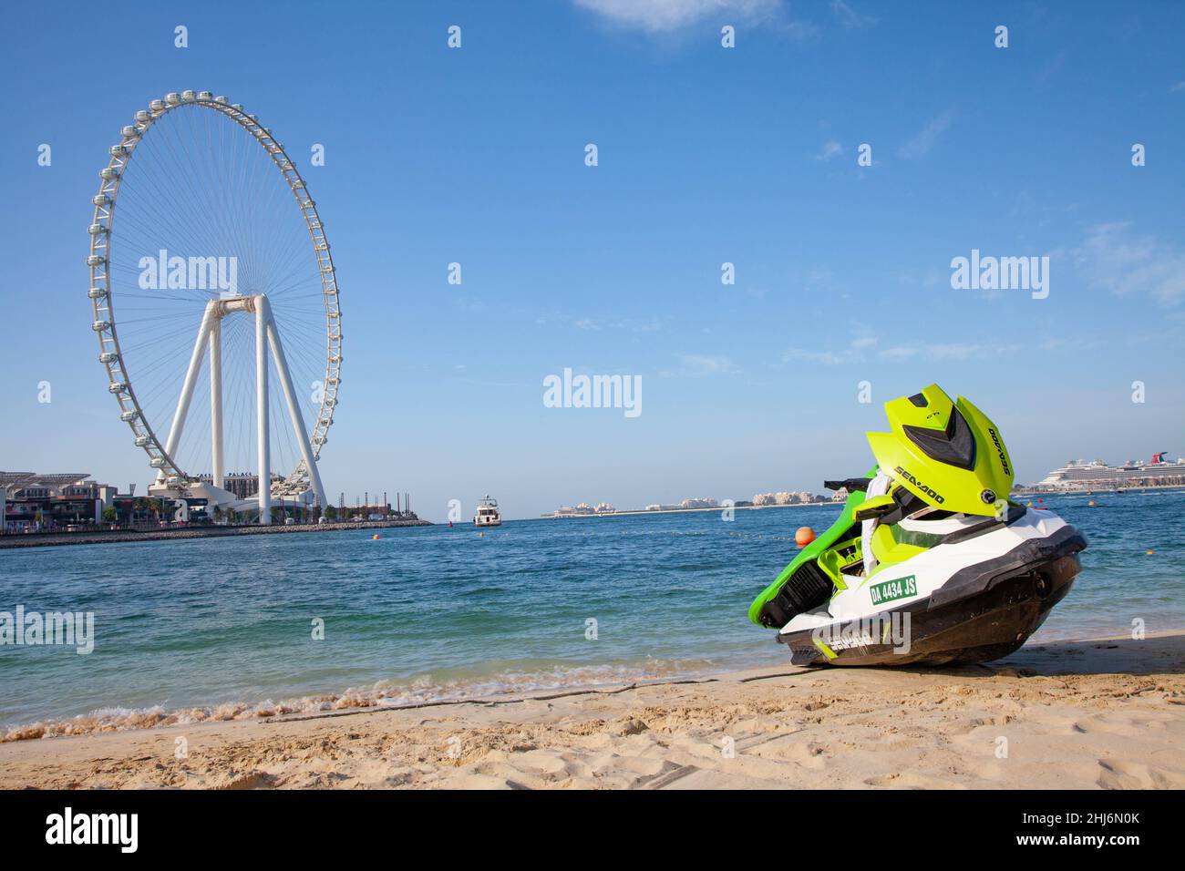 Blick auf die größten Riesenräder der Welt, Dubai Ain auf der bluewaters Insel mit Jet Ski am jumeirah Strand. Stockfoto