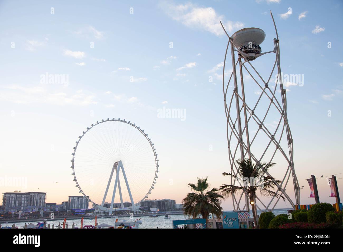 Jumeirah Beach, Blick auf das Riesenrad in dubai und Sky Dinner. Stockfoto