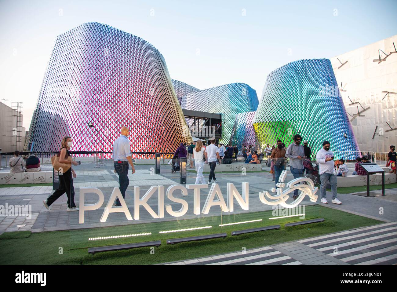 Außenansicht des pakistanischen Pavillons farbenfrohes Design auf der Dubai Expo 2020. Stockfoto