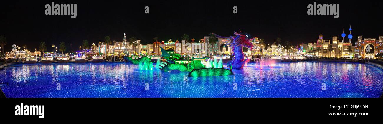 Nachtansicht des Park-Entertainment-Centers mit Drachen im Global Village. Stockfoto