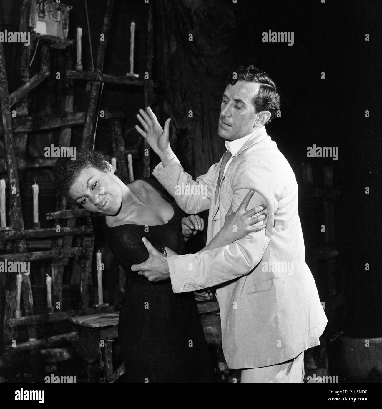 Eine Probe von 'Flesh to a Tiger', einem westindischen Stück, das am 21st. Mai im Royal Court Theatre Premiere haben wird. Mit dabei ist Cleo Laine, obwohl sie als Sängerin bekannt ist, dies ist ihre erste dramatische Rolle, sie spielt 'della'. Im Bild eine Szene zwischen 'della' (Cleo Laine) und dem Arzt (Edgar Wreford). 20th Mai 1958. Stockfoto